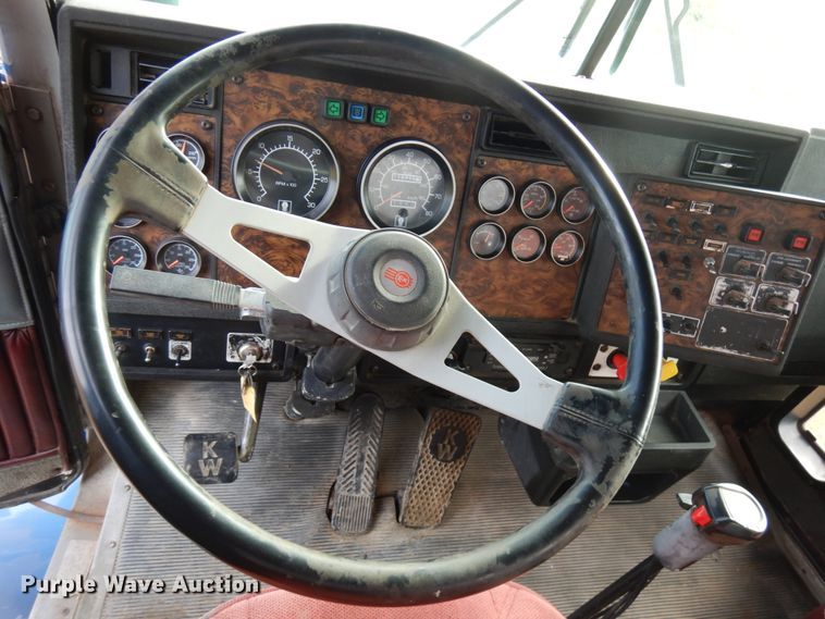 image for item HD9044 1993 Kenworth  tank truck