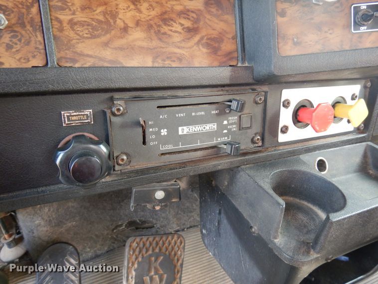 image for item HD9044 1993 Kenworth  tank truck