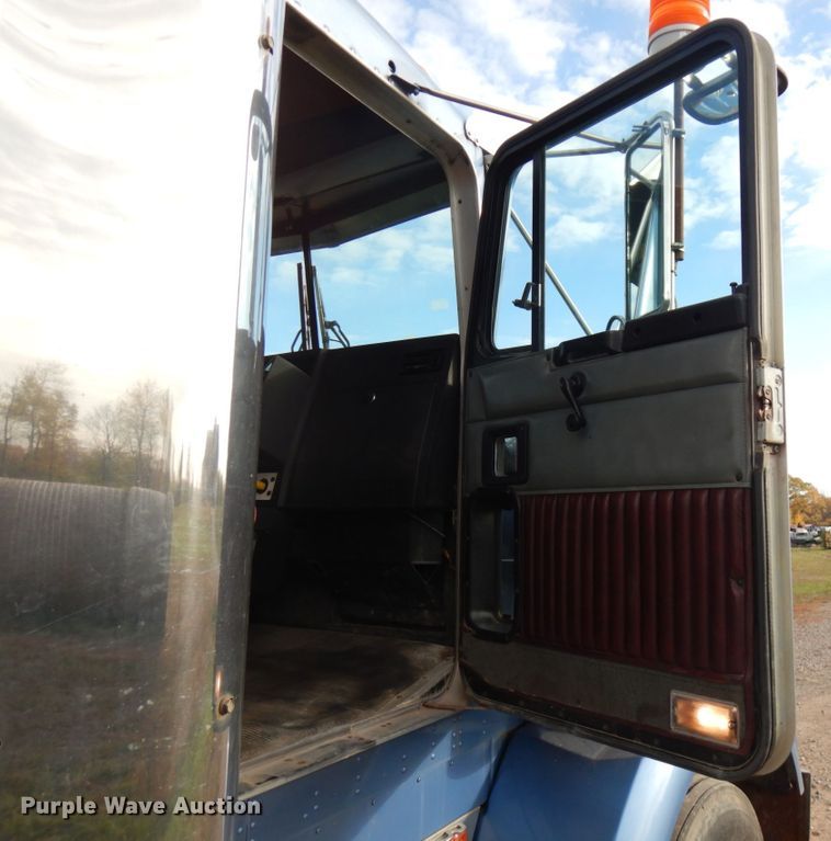 image for item HD9044 1993 Kenworth  tank truck