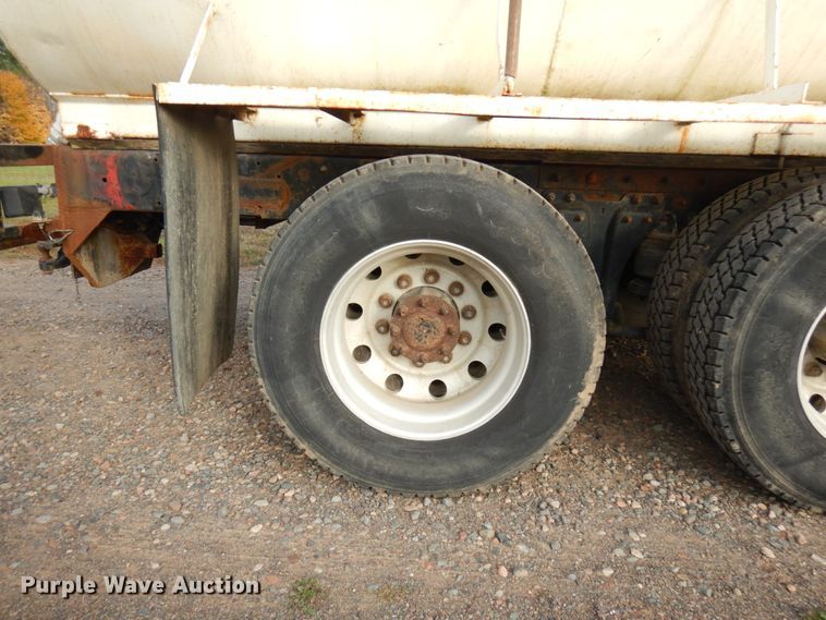 image for item HD9044 1993 Kenworth  tank truck