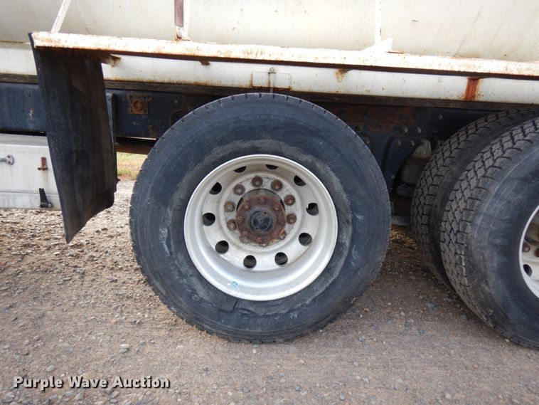 image for item HD9044 1993 Kenworth  tank truck