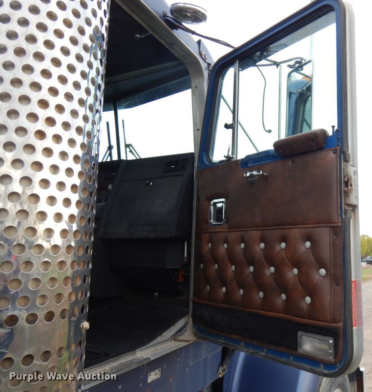 image for item HD9045 1986 Kenworth W900  tank truck