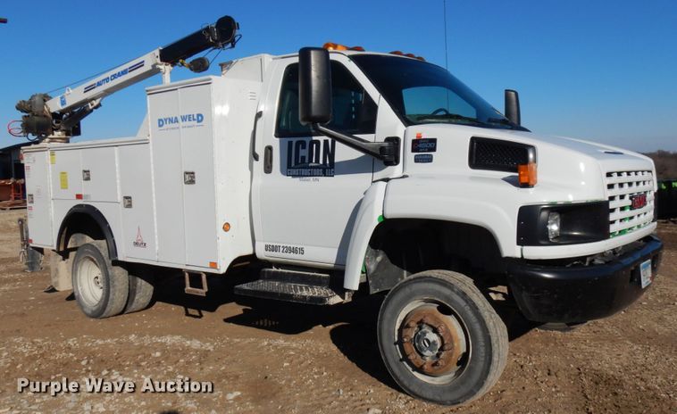 image for item HD9159 2006 GMC C4500  utility truck with crane