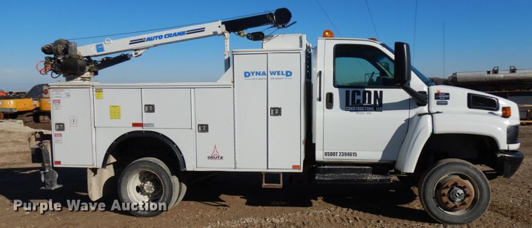 image for item HD9159 2006 GMC C4500  utility truck with crane