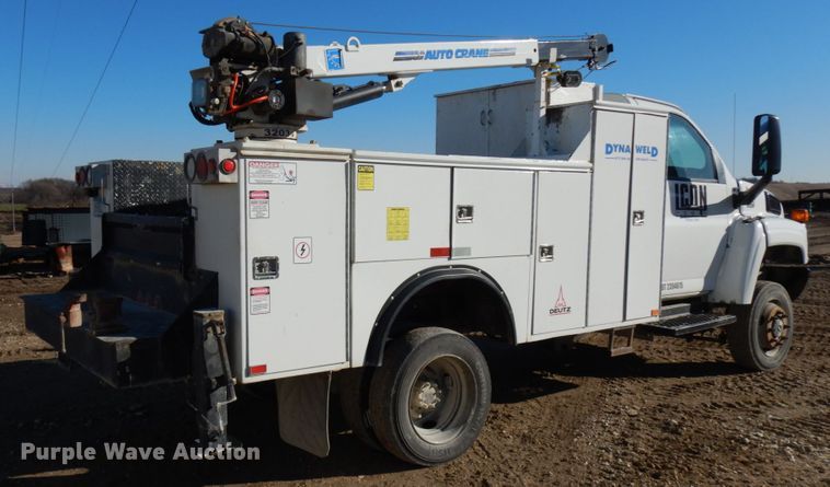 image for item HD9159 2006 GMC C4500  utility truck with crane