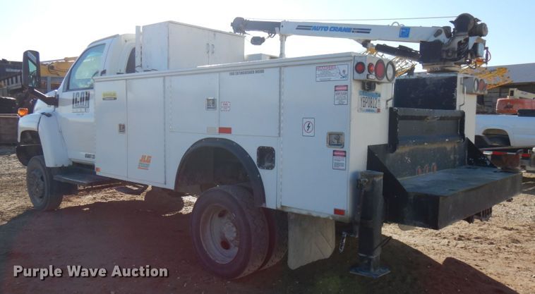 image for item HD9159 2006 GMC C4500  utility truck with crane