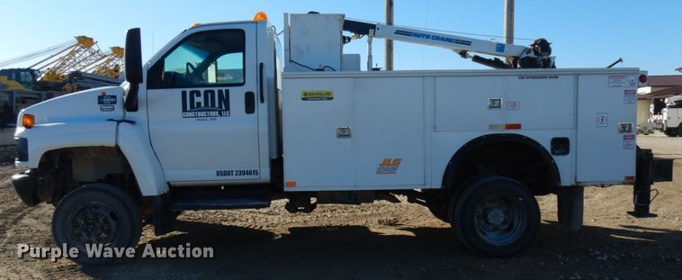 image for item HD9159 2006 GMC C4500  utility truck with crane