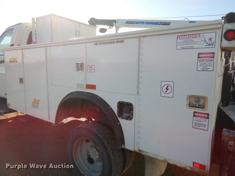 image for item HD9159 2006 GMC C4500  utility truck with crane