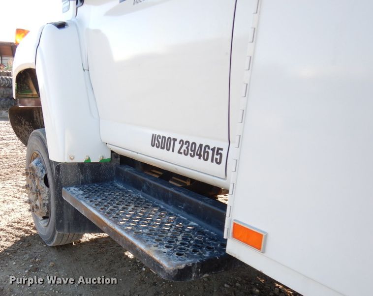 image for item HD9159 2006 GMC C4500  utility truck with crane