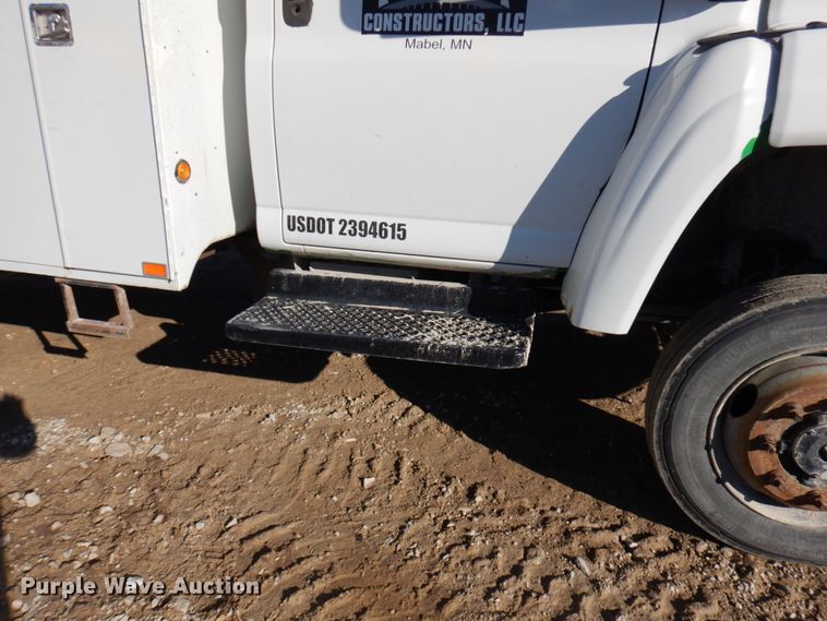 image for item HD9159 2006 GMC C4500  utility truck with crane