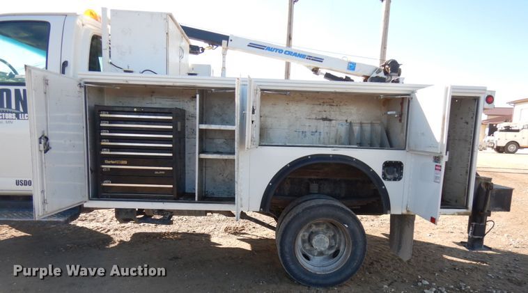 image for item HD9159 2006 GMC C4500  utility truck with crane