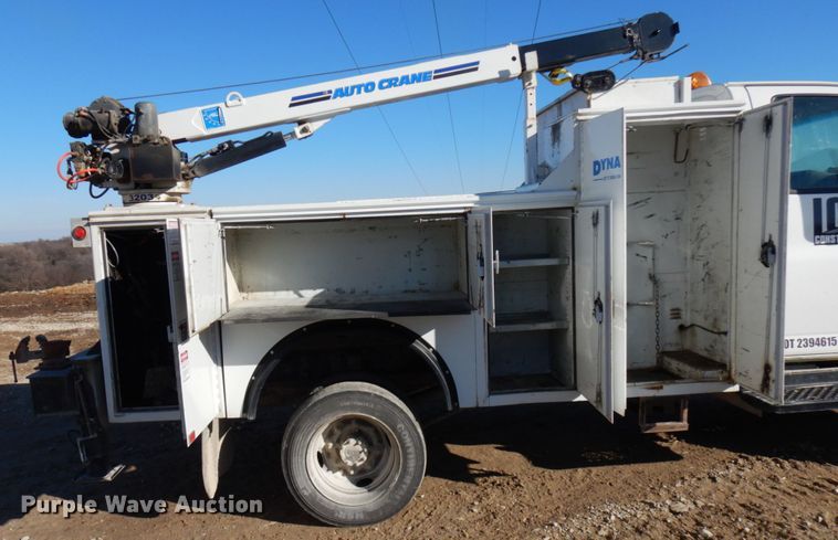 image for item HD9159 2006 GMC C4500  utility truck with crane