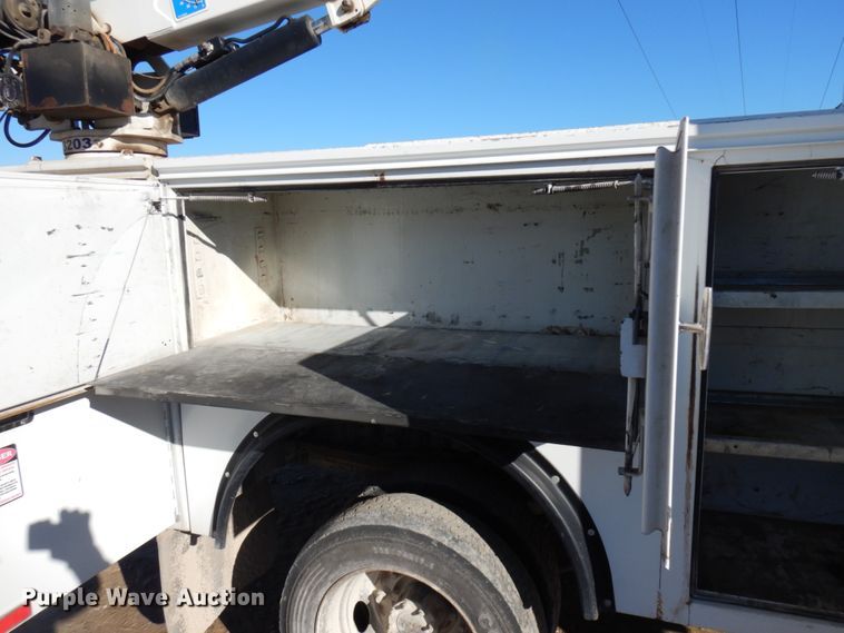 image for item HD9159 2006 GMC C4500  utility truck with crane