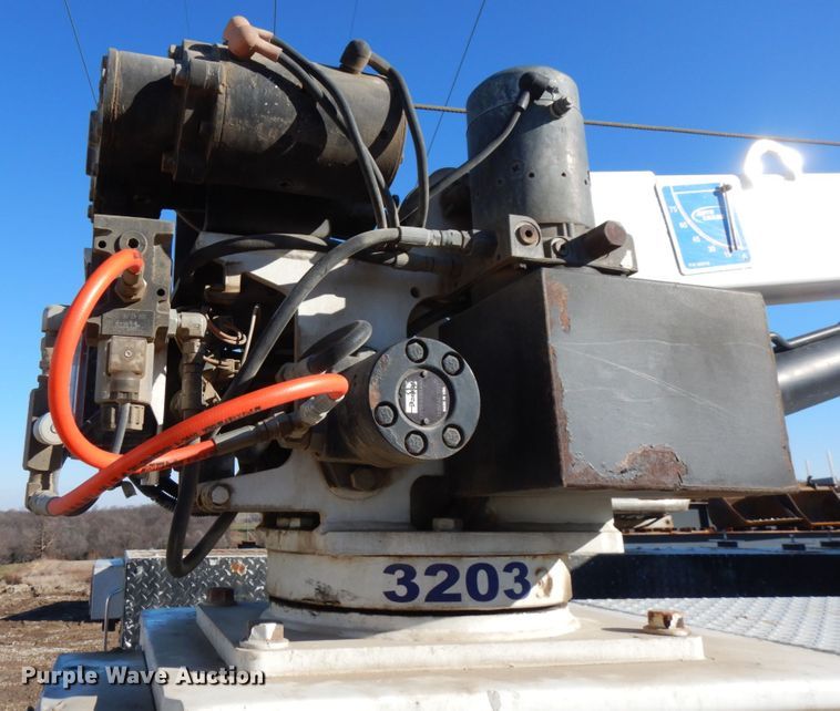 image for item HD9159 2006 GMC C4500  utility truck with crane