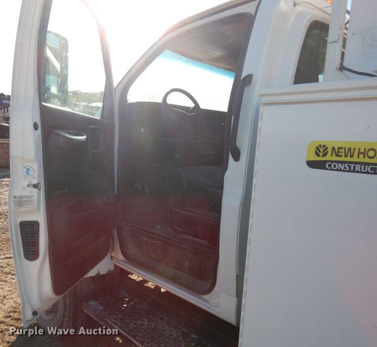 image for item HD9159 2006 GMC C4500  utility truck with crane