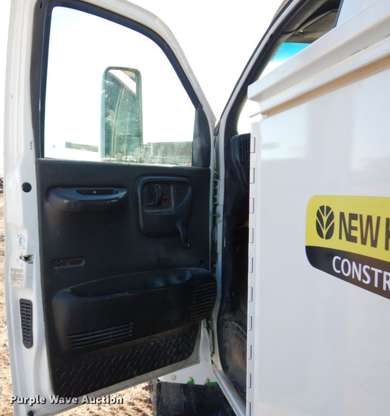 image for item HD9159 2006 GMC C4500  utility truck with crane