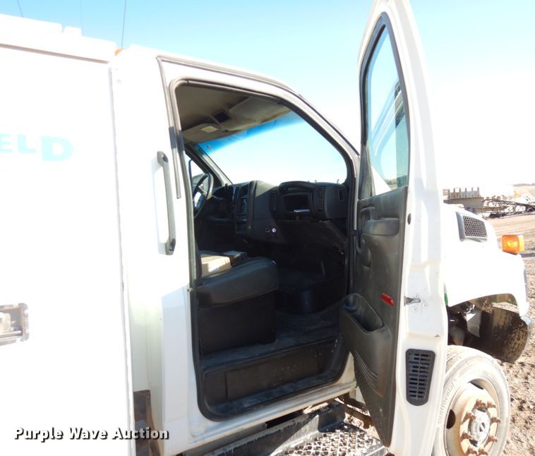 image for item HD9159 2006 GMC C4500  utility truck with crane