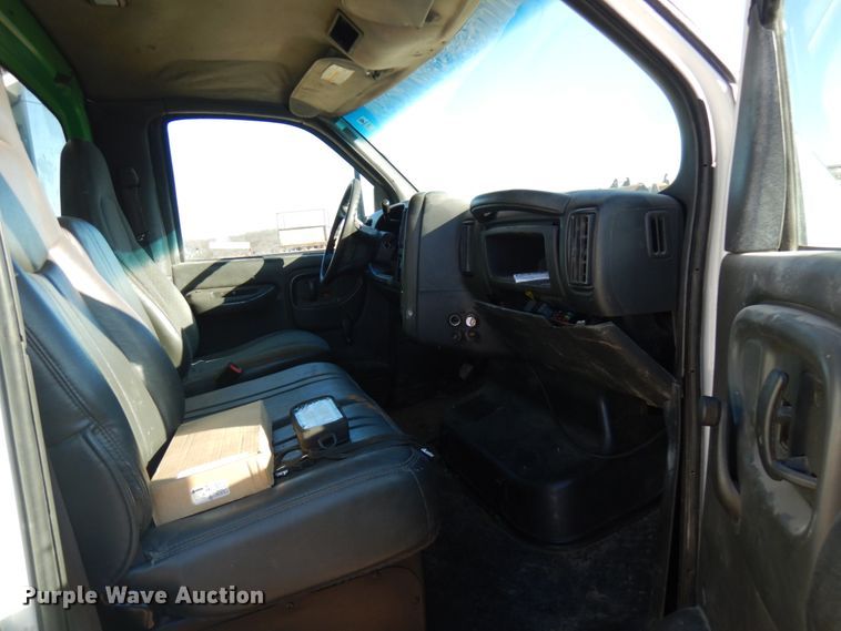 image for item HD9159 2006 GMC C4500  utility truck with crane