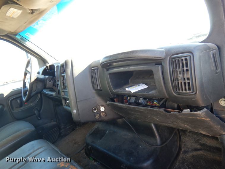 image for item HD9159 2006 GMC C4500  utility truck with crane