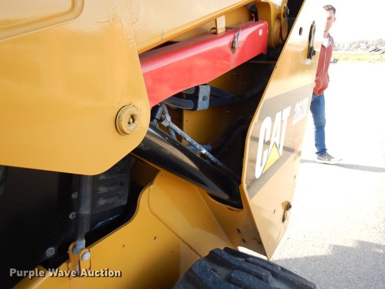 image for item HD9180 2015 Caterpillar 262D  skid steer loader