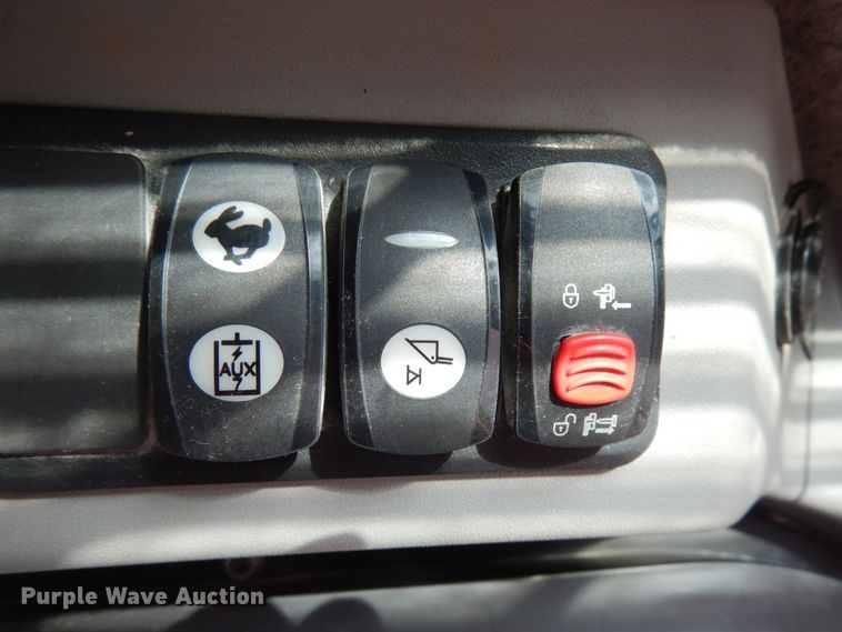 image for item HD9180 2015 Caterpillar 262D  skid steer loader