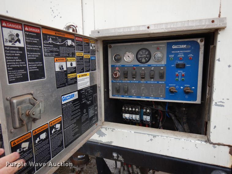 image for item HD9224 2007 International 7600  vacuum truck