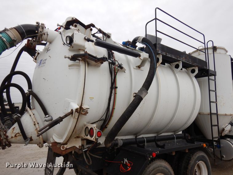 image for item HD9224 2007 International 7600  vacuum truck