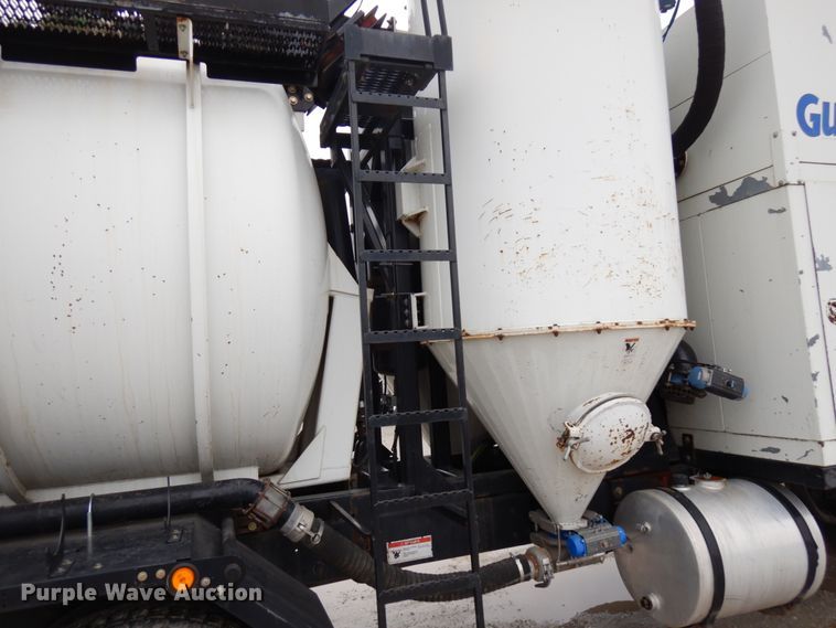 image for item HD9224 2007 International 7600  vacuum truck