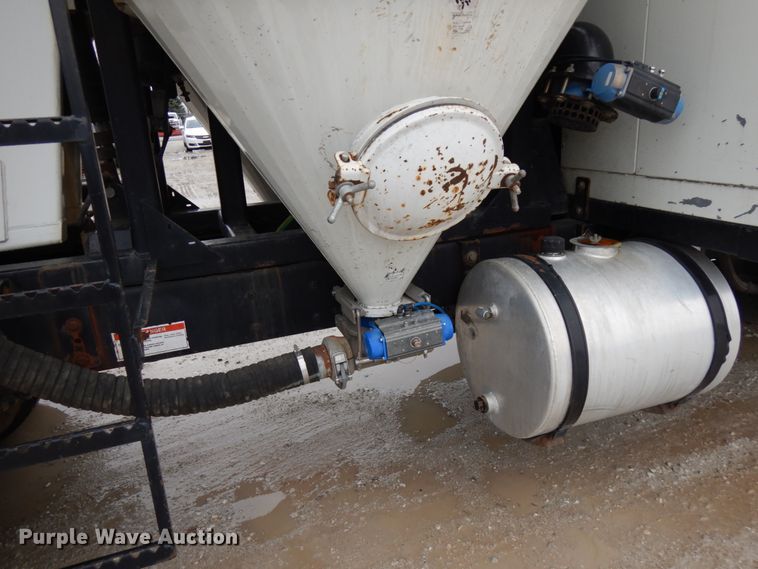 image for item HD9224 2007 International 7600  vacuum truck