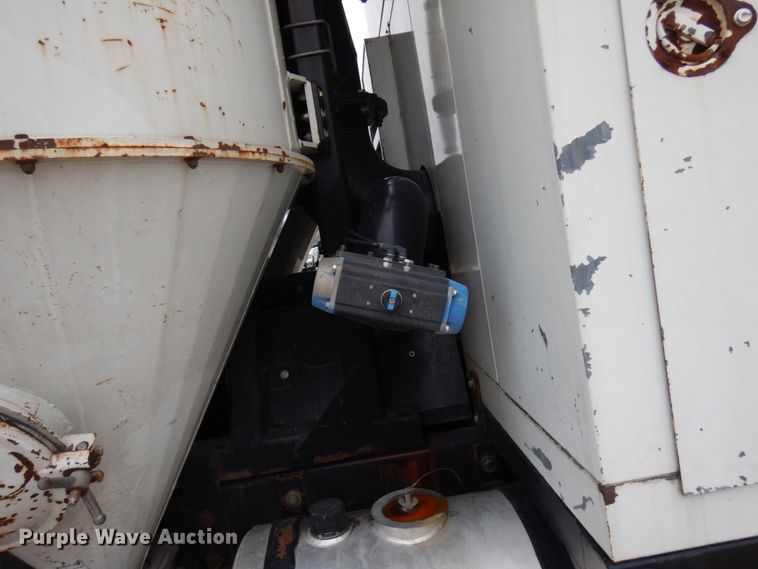 image for item HD9224 2007 International 7600  vacuum truck