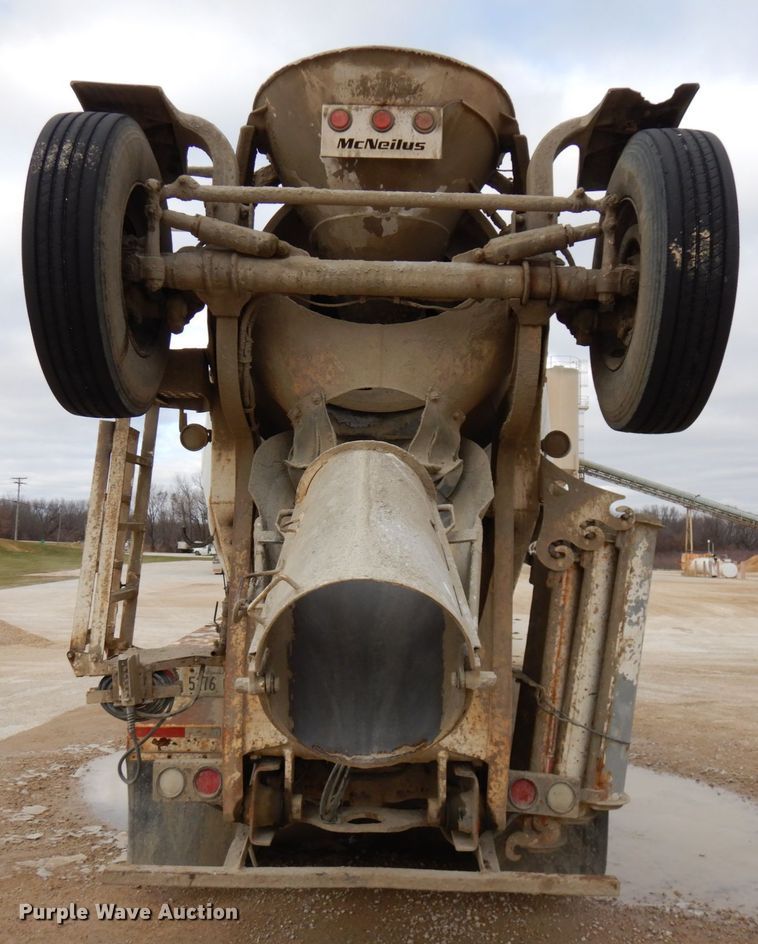 image for item HD9238 1999 Mack RD  ready mix truck