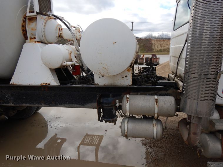 image for item HD9238 1999 Mack RD  ready mix truck