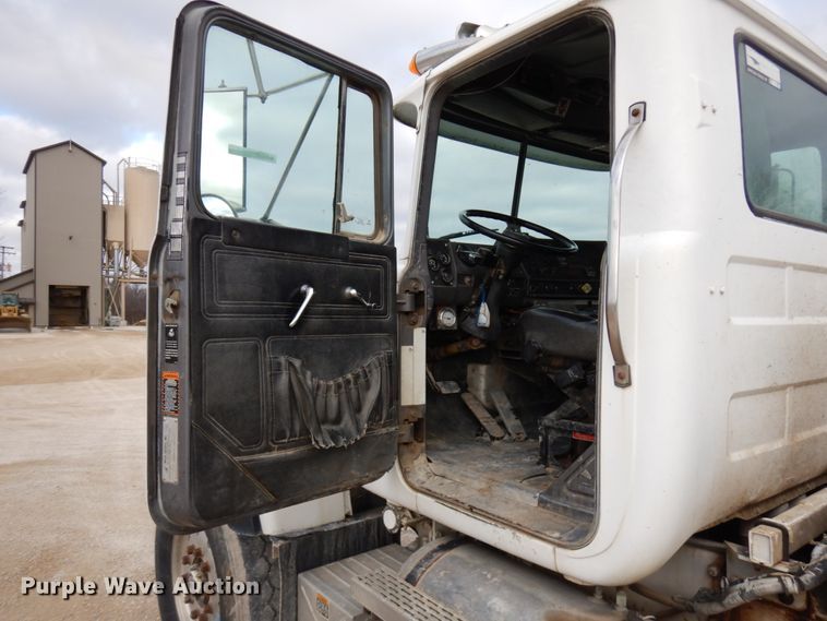 image for item HD9238 1999 Mack RD  ready mix truck