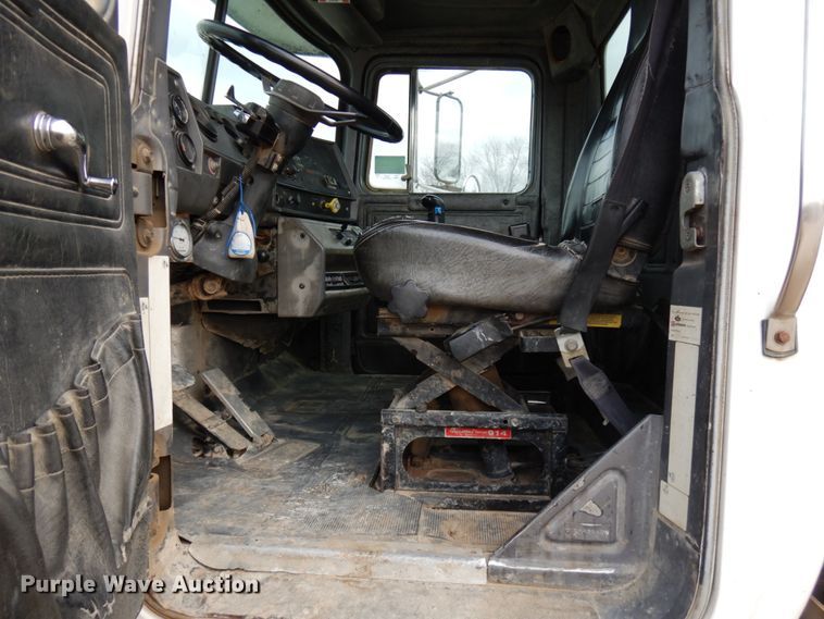 image for item HD9238 1999 Mack RD  ready mix truck