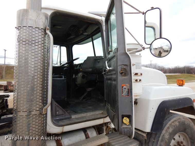 image for item HD9238 1999 Mack RD  ready mix truck