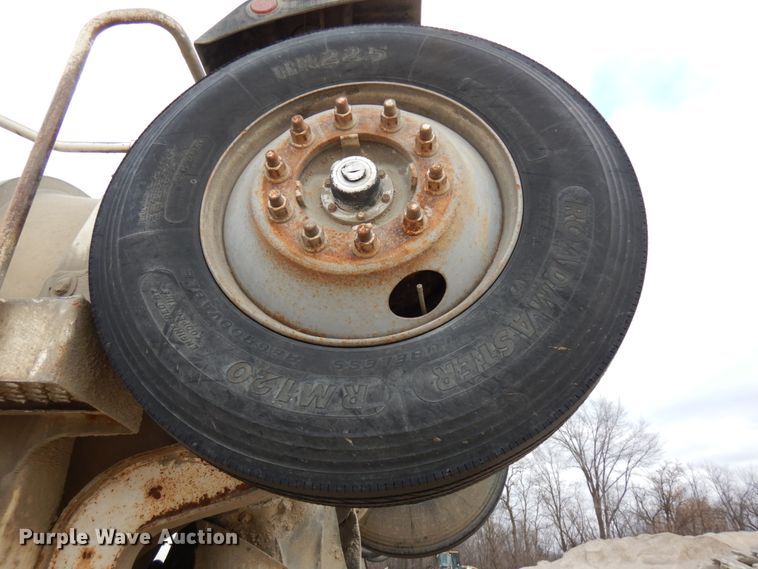 image for item HD9238 1999 Mack RD  ready mix truck