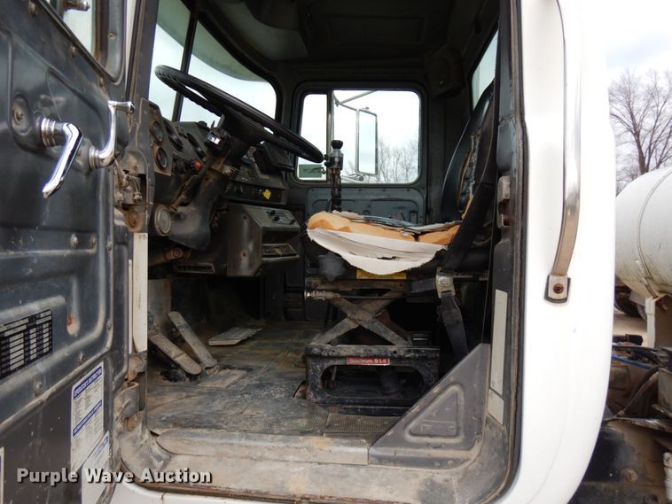 image for item HD9239 1997 Mack RD690S  ready mix truck