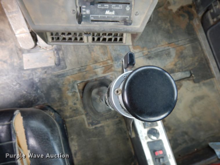 image for item HD9239 1997 Mack RD690S  ready mix truck