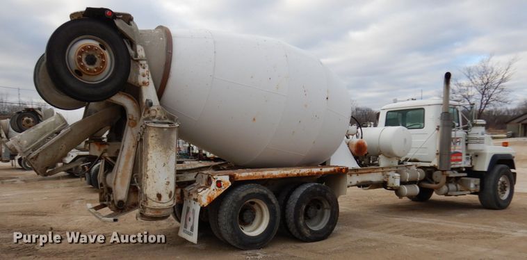 image for item HD9241 1999 Mack RD  ready mix truck