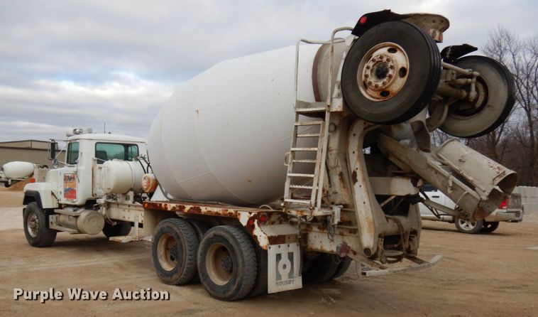 image for item HD9241 1999 Mack RD  ready mix truck