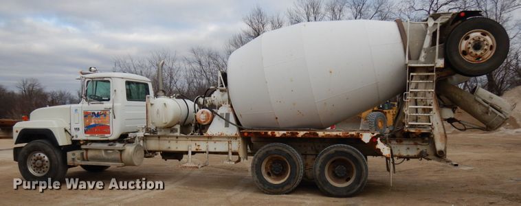 image for item HD9241 1999 Mack RD  ready mix truck