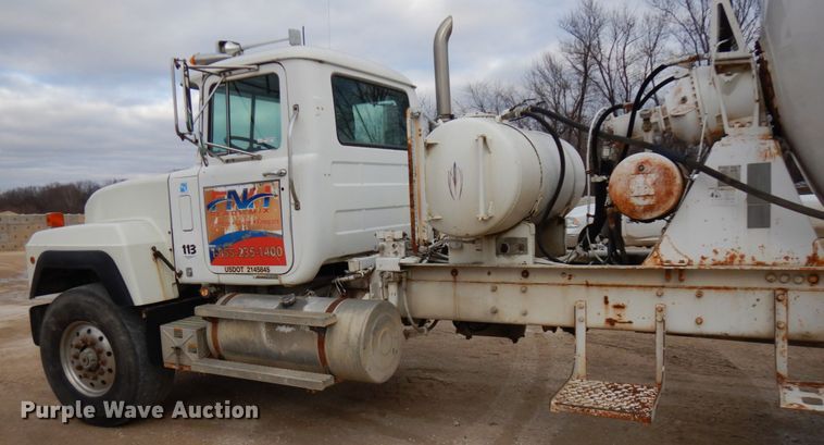 image for item HD9241 1999 Mack RD  ready mix truck