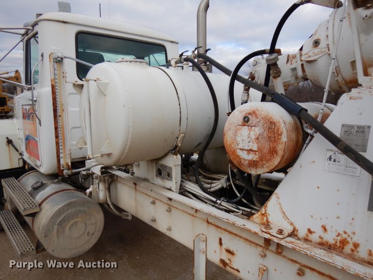 image for item HD9241 1999 Mack RD  ready mix truck