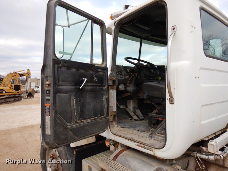 image for item HD9241 1999 Mack RD  ready mix truck