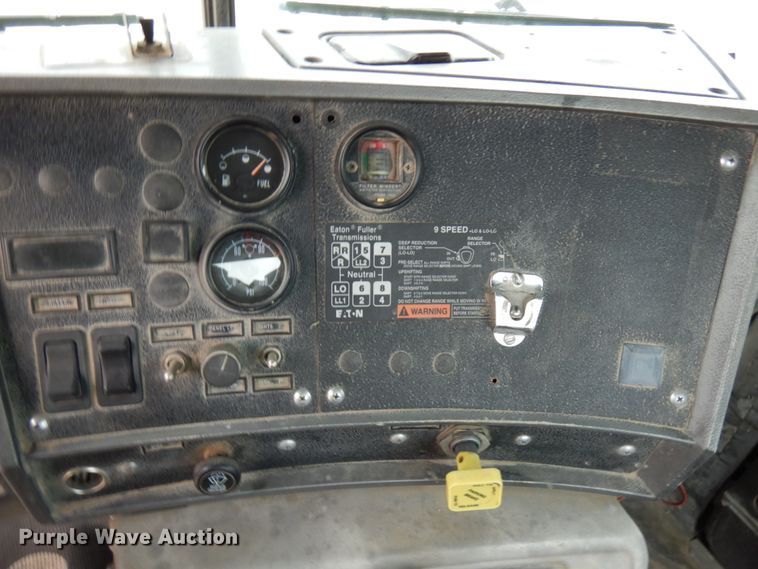 image for item HD9241 1999 Mack RD  ready mix truck