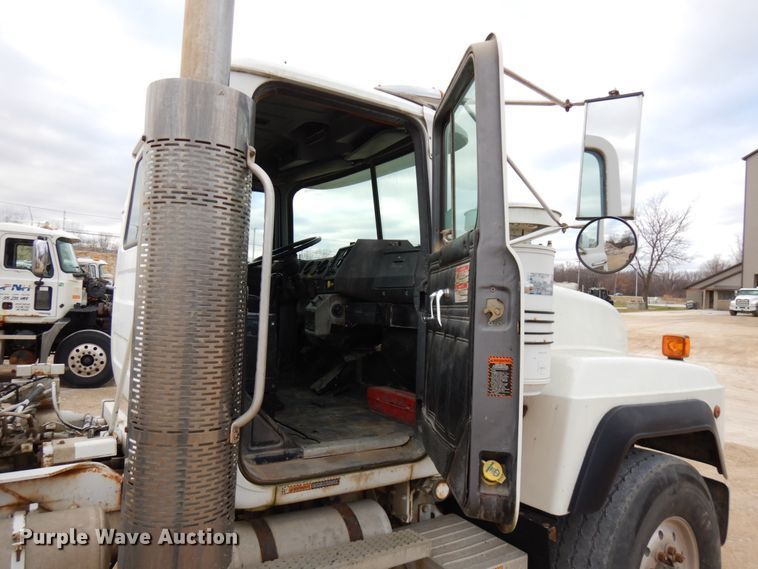 image for item HD9241 1999 Mack RD  ready mix truck