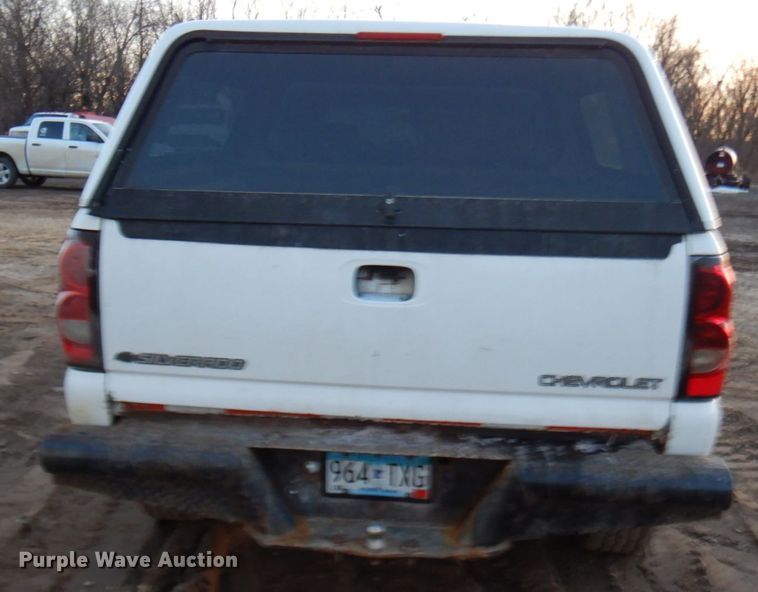 image for item HD9246 2003 Chevrolet Silverado 1500  Crew Cab pickup truck