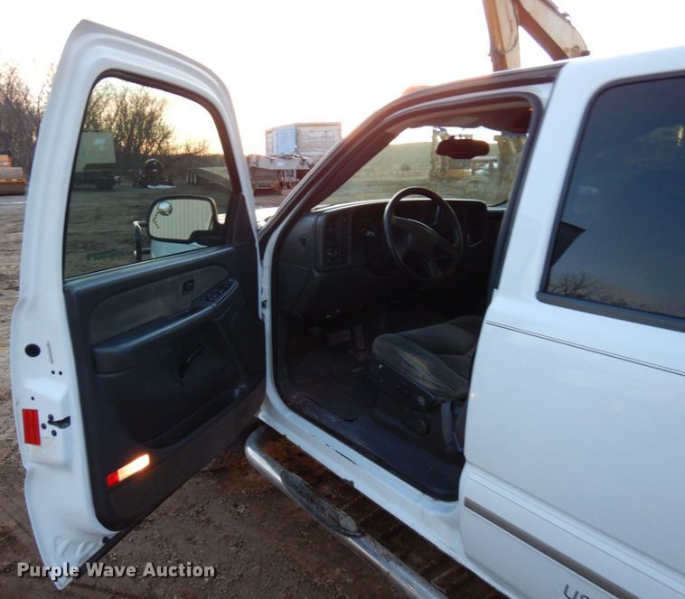 image for item HD9246 2003 Chevrolet Silverado 1500  Crew Cab pickup truck