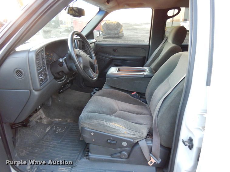 image for item HD9246 2003 Chevrolet Silverado 1500  Crew Cab pickup truck