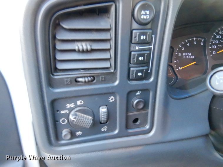 image for item HD9246 2003 Chevrolet Silverado 1500  Crew Cab pickup truck